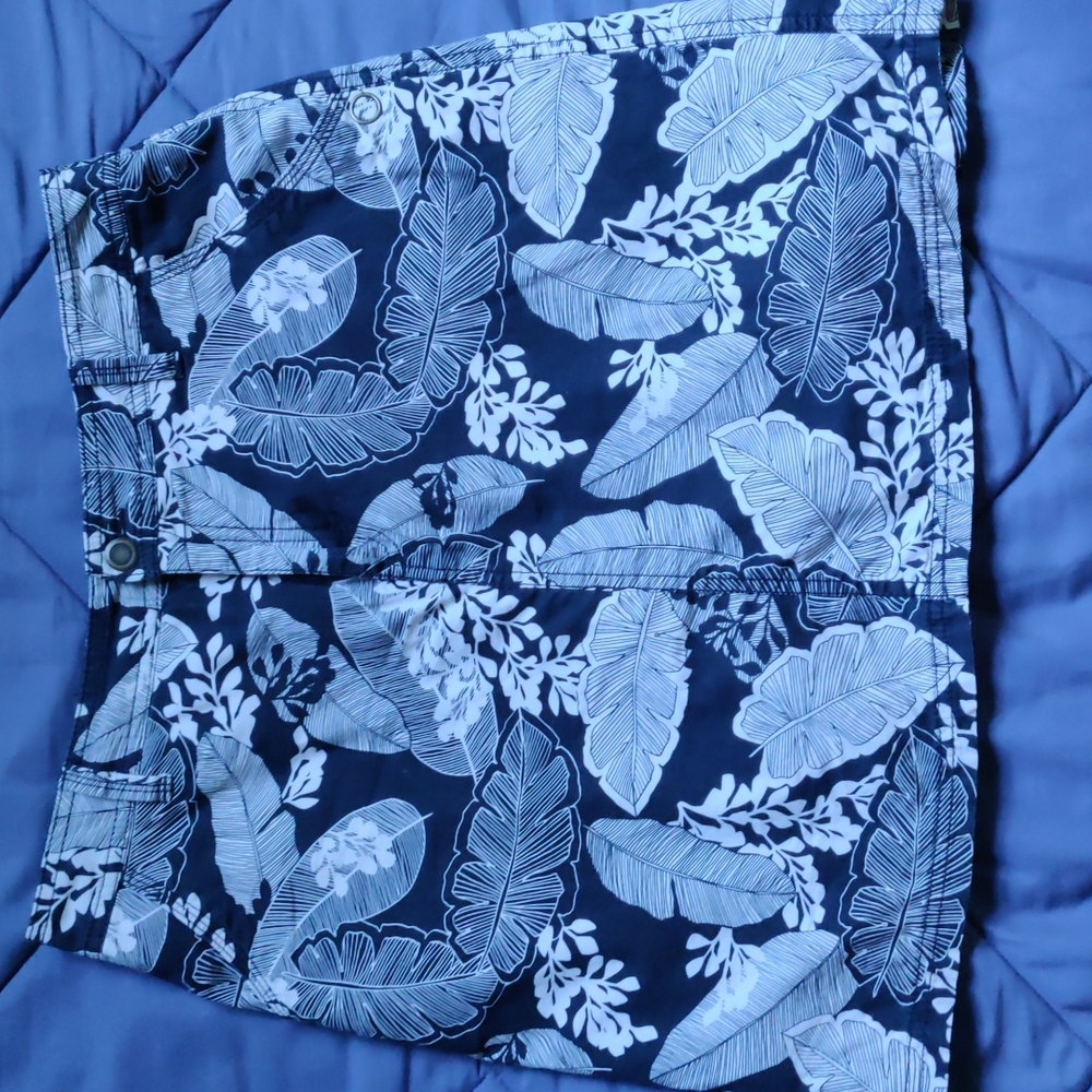 Croft&Barrow black & grey tropical print skort